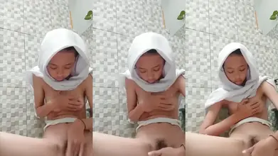Bokep Indo ABG Hijab Sange Berat Langsung Colmek di WC
