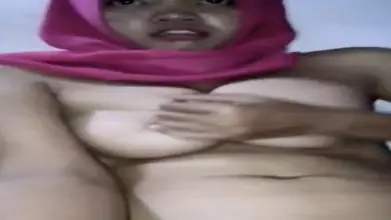Cam Jilbab Pink Mandi Sambil Mainin Memek Pake Timun