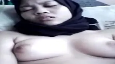Gadis Cantik Pasrah Goyang Kasur Mau Tidur