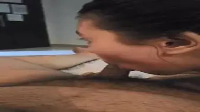 Mahasiswi Nyepong Titit Kecil Sambil Nonton Tv
